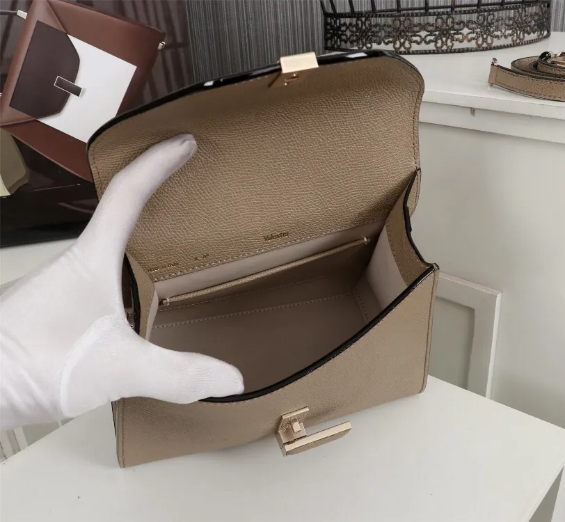 In stock👉Original small size khaki👉Valextra Valextra Iside, known as Italian Hermès, is one of the most representative designs of Valextra. There is no obvious logo, but the simple collective line design is very recognizable, full of architectural art, and shows a capable and intellectual style. It is made of imported palm-print lining cowhide, with up to five stitches of handwork, and the shiny oil edges test the skill of the craftsman. Small size: 22Cm